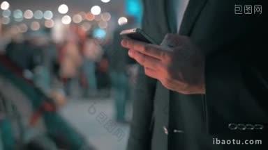 在机场用智能手机的商人正在触摸屏上输入短信或<strong>电子邮件</strong>